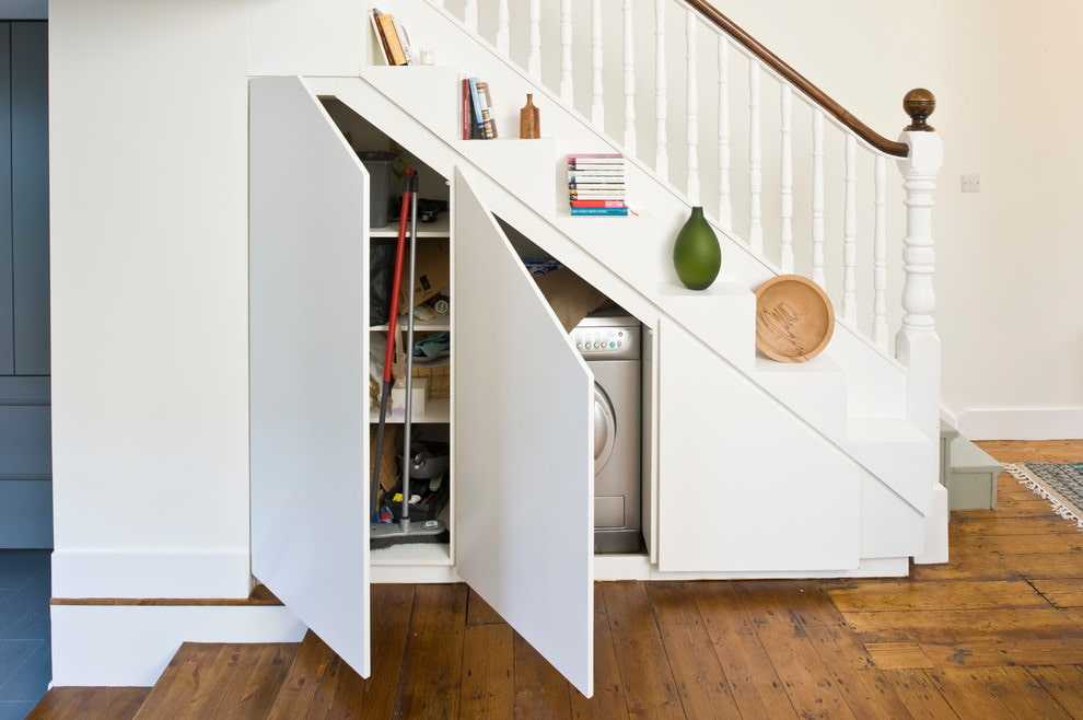 Гардеробная под лестницей в частном доме - 35 фото идей для дизайна