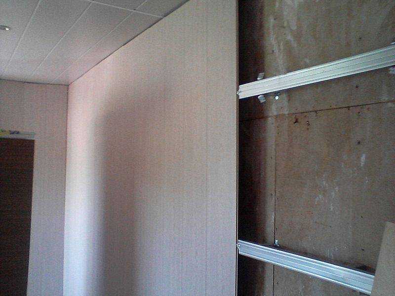 Как обшить стены пвх-панелями: конструкция, монтаж, откосы