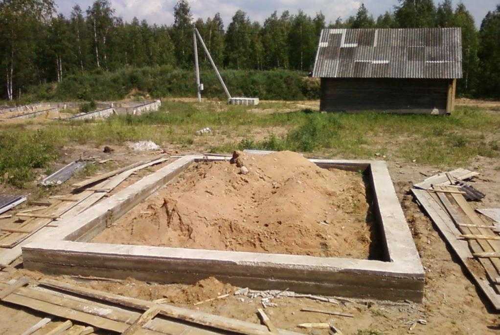 Фундамент на болоте своими руками: инструкция по подбору и возведению для дома и бани