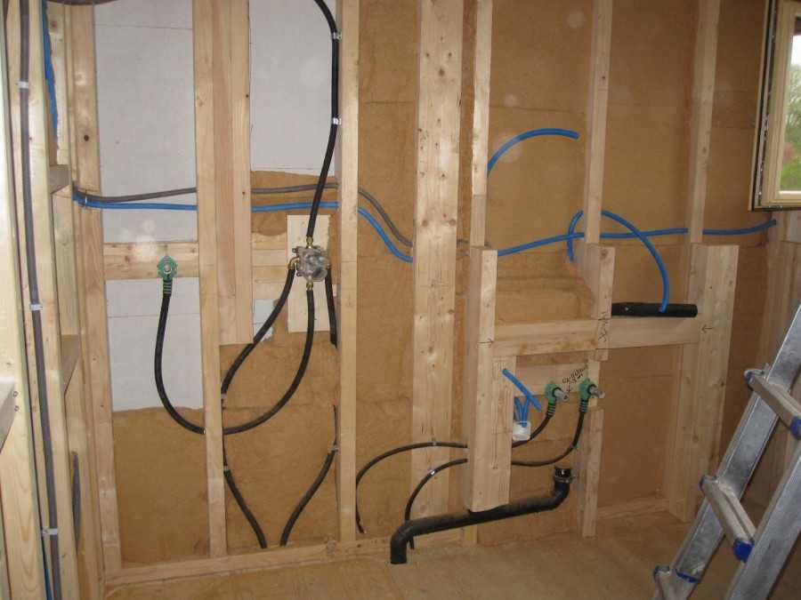 Монтаж электропроводки в деревянном доме: ключевые требования, способы монтажа