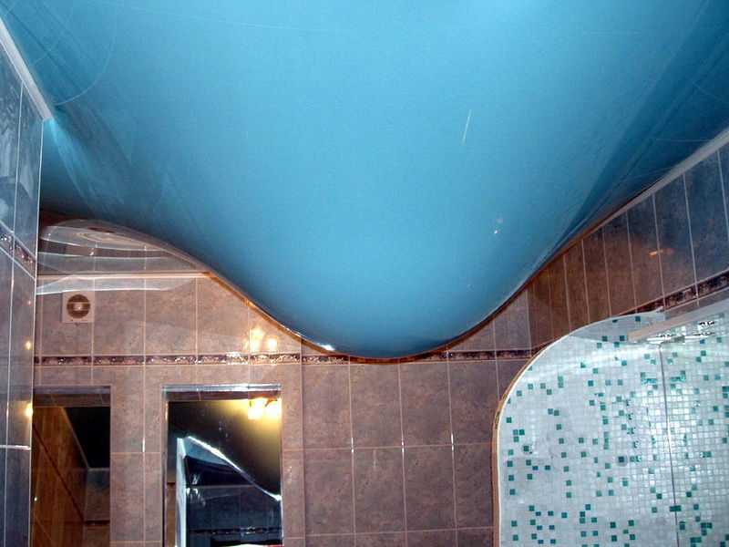 Обычно натяжные потолки монтируют в жилых комнатах иногда в кухне и коридоре а вот в ванной их можно увидеть нечасто Объясняют это тем что площадь помещения маленькая и существует высокая вероятность затопления с верхнего этажа