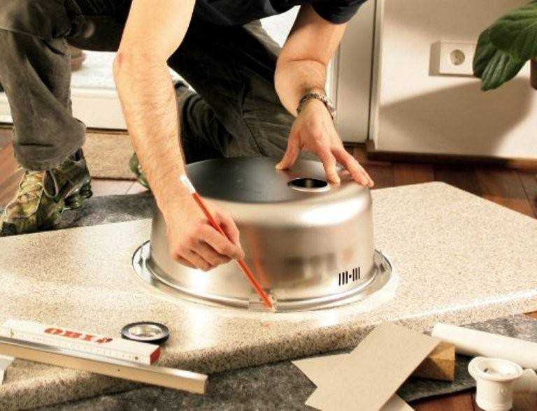 Установка раковины на кухне своими руками - монтируем врезную и накладную модель