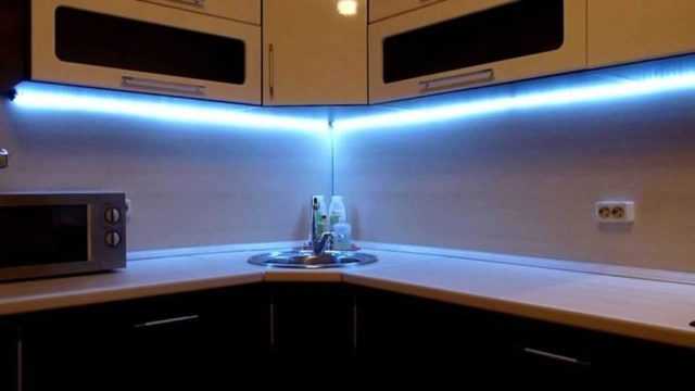 Подсветка на кухне под шкафами: как сделать своими руками, планирование, виды светильников, выбор цвета освещения