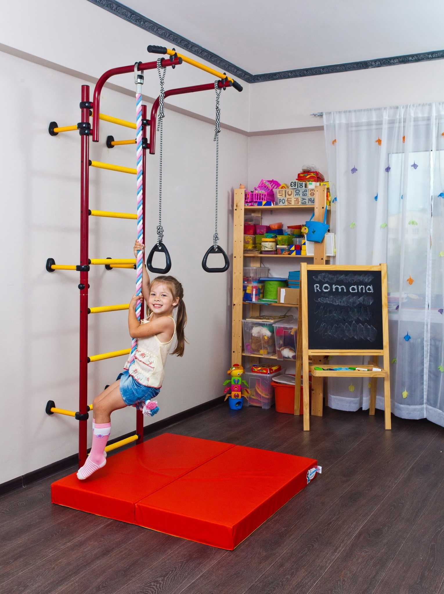 Детские спортивные комплексы для квартиры: виды и модельный ряд