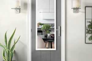 входная дверь с зеркалом