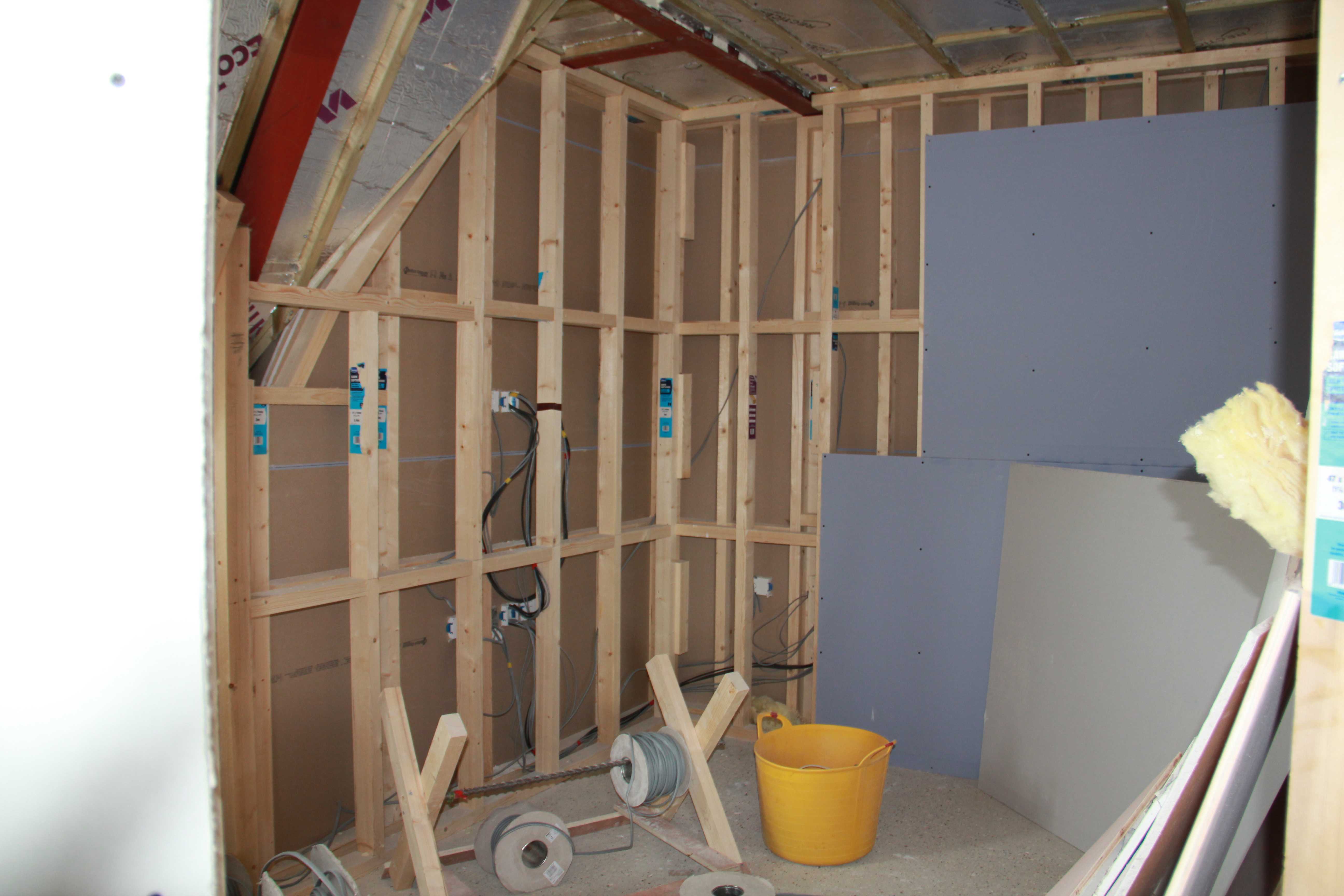 Оптимальным вариантом отделки для деревянного дома является обшивка стен гипсокартоном: несложный монтаж позволяет выполнить работы без привлечения специалистов