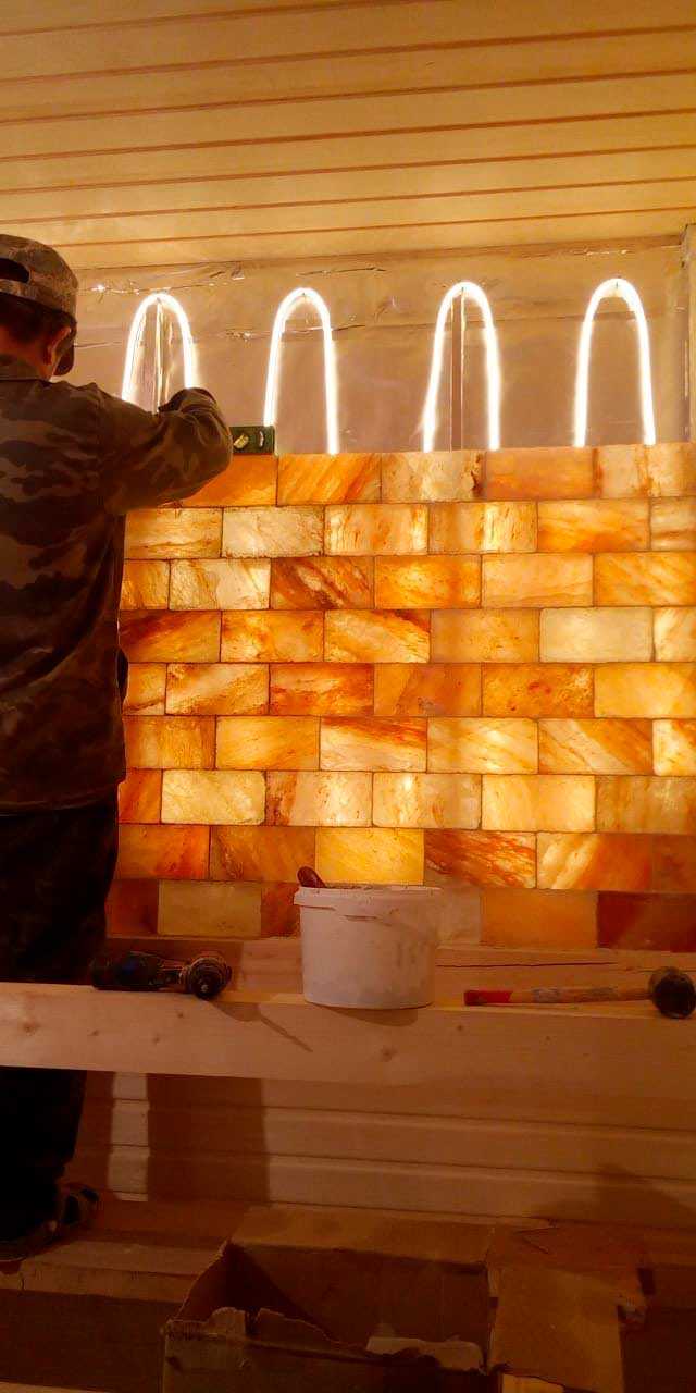 Соляная стена в квартире своими руками: какие существуют техники монтажа, когда используют бесклеевый метод или профильный, как нанести соль и сколько прослужит стена