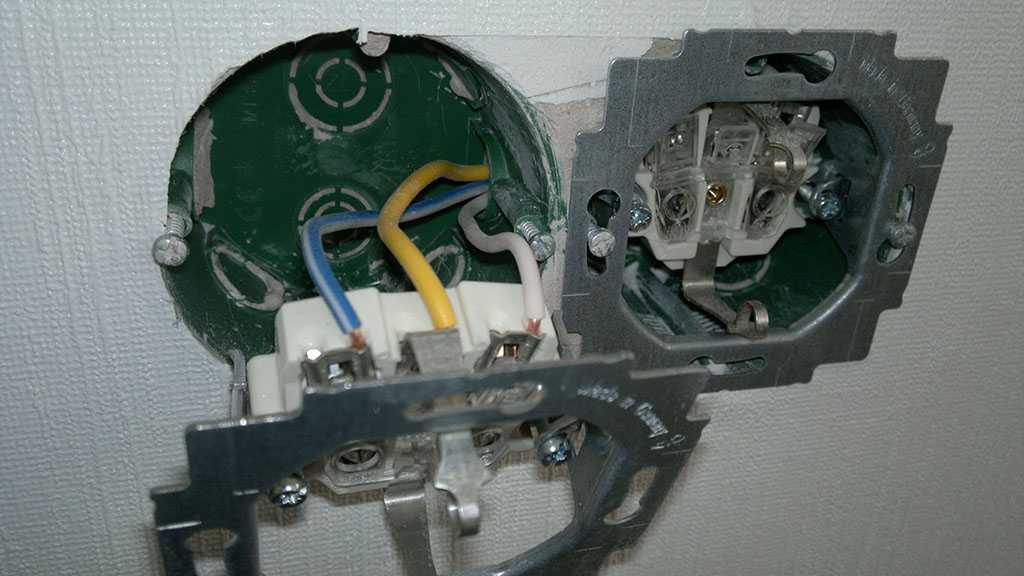 Как установить и подключить дополнительную розетку к открытой электропроводке