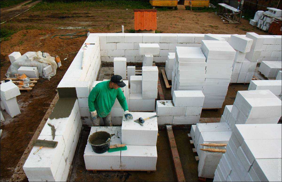 Технология строительства домов из пеноблоков: видео-инструкция по кладке, постройке своими руками, фото