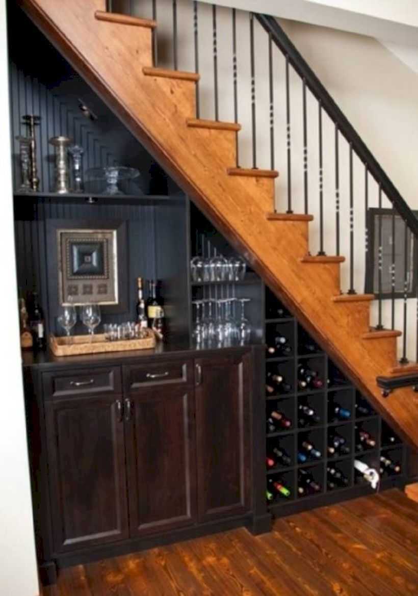 Выгодное и удобное решение в частном доме — шкаф под лестницей