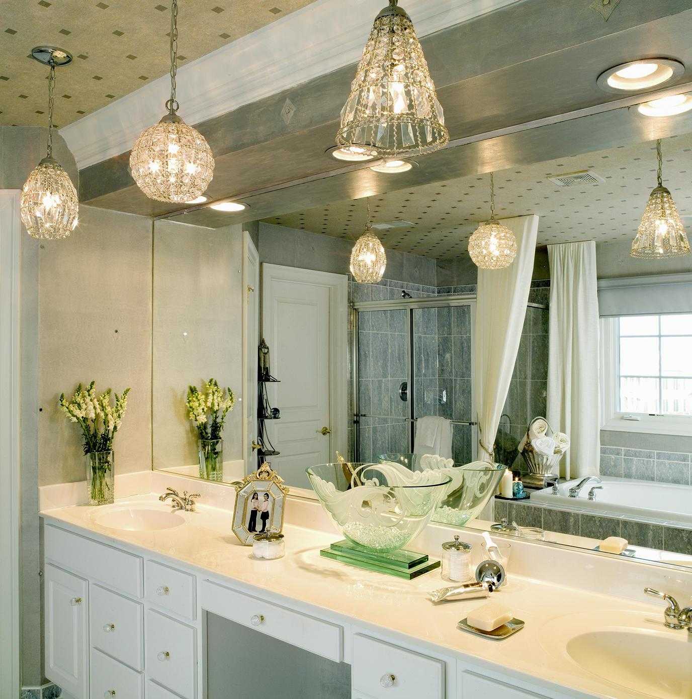 Какие бывают светильники для ванной комнаты и как их выбрать Технические характеристики разновидности примеры моделей достоинства и недостатки этих ламп