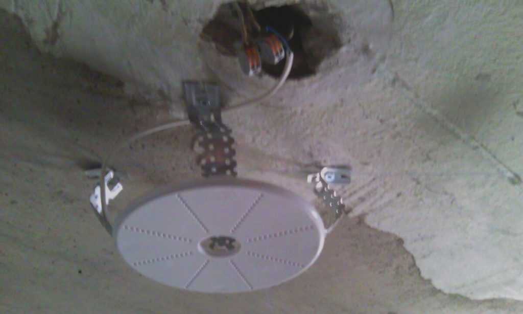 Установка люстры на натяжной потолок: как закрепить, повесить светильник, как установить люстру своими руками, площадка под люстру