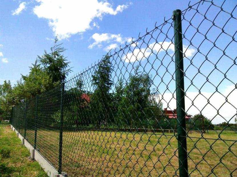 Способы монтажа сетки рабицы, как натянуть сетку рабицу на забор — sdelayzabor.ru