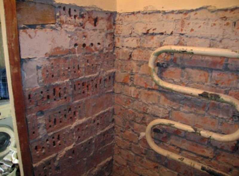 Чем штукатурить стены в ванной под плитку