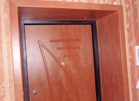 В процессе установки входной двери возникает необходимость отделки проема Заделка откосов требуется как снаружи дверного проема так и внутри