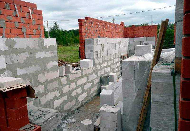 Какие блоки лучше для строительства дома: характеристики, достоинства и недостатки
