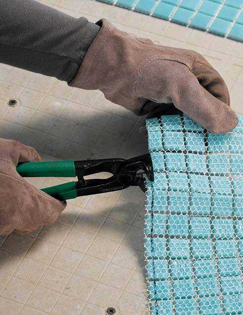 Клеим мозаичную плитку на сетке: правила укладки мозаики