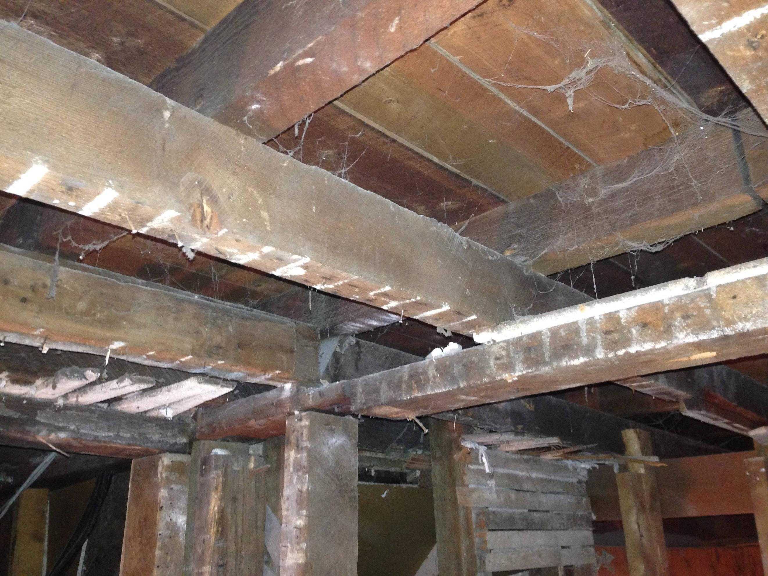 Деревянные перекрытия по балкам между этажами и чердаком в частном доме
