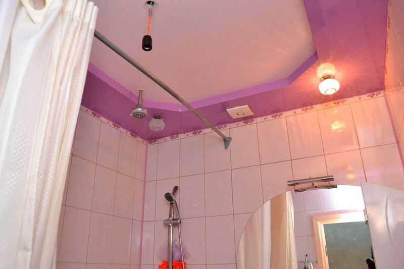 Натяжной потолок в ванной, его плюсы и минусы