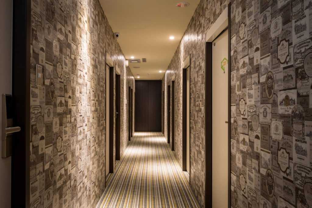 Выбор обоев для прихожей и коридора (67 фото): дизайн обоев в квартире, какие подойдут и как выбрать, модные идеи 2020