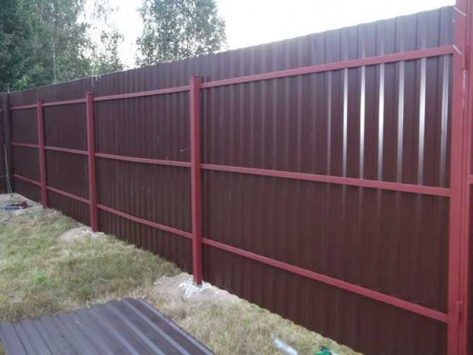 Забор из профнастила своими руками — обзор современных конструкций и рекомендации как построить быстро и качественно (110 фото и видео)