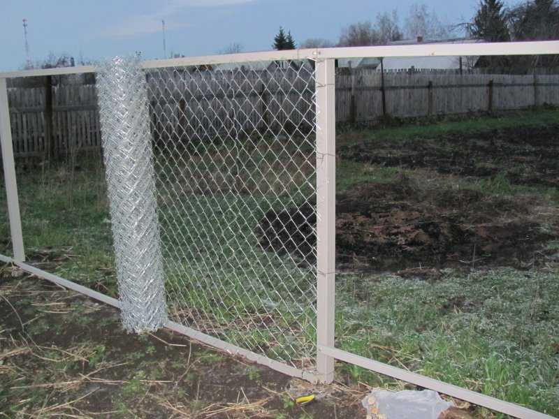 Забор из сетки — пошаговая инструкция как построить забор. способы изготовления и установка саржевой сетки и сетки рабицы (85 фото)