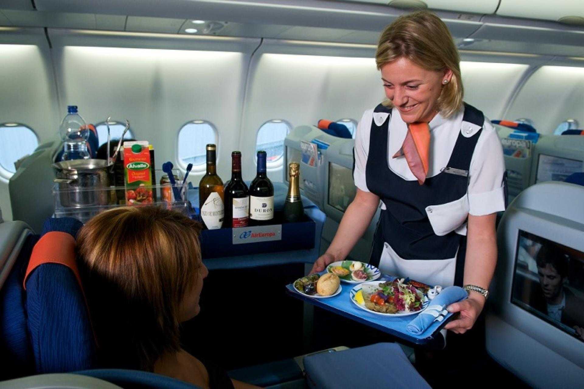 Шампанское в самолете можно. Стюардесса с едой. Еда в самолете. Стюардесса на борту. Стюардесса в самолете.
