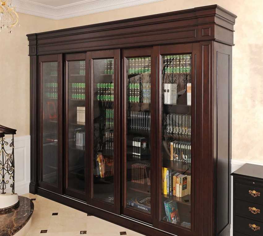 Книжные шкафы со стеклянными дверцами (65 фото): узкие модели для книг из сосны с дверями из стекла, неглубокие витрины из массива, варианты с матовым витражным стеклом